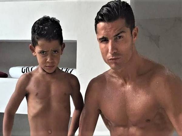 Ronaldo những lần phá lệ ăn vặt cùng con trai