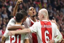 Bóng đá QT tối 23/10: Trận đấu của Ajax bị tạm dừng vì fan