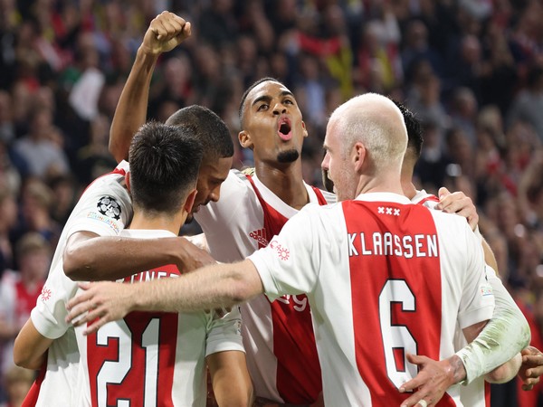 Bóng đá QT tối 23/10: Trận đấu của Ajax bị tạm dừng vì fan