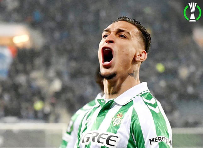 Antony lại ghi bàn cho Betis