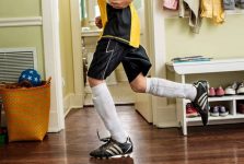 Cách làm mềm giày đá bóng