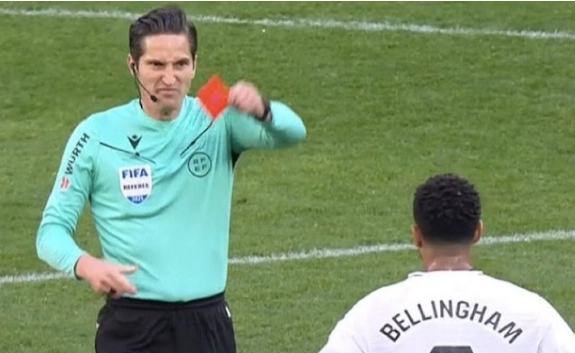 Tin bóng đá: UEFA "treo còi" trọng tài phạt thẻ đỏ Bellingham Tin bóng đá: UEFA "treo còi" trọng tài phạt thẻ đỏ Bellingham