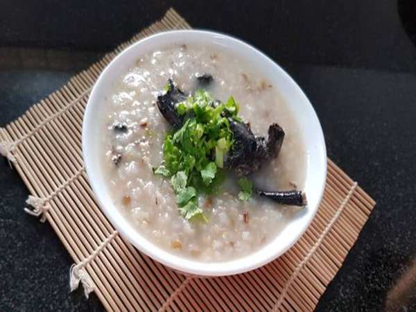 Cháo gà ác hầm đậu xanh