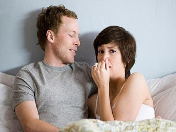 Viêm tinh hoàn hoặc mào tinh hoàn cũng có thể khiến tinh trùng có mùi hôi